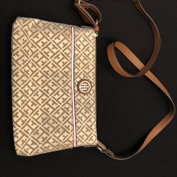 Tommy Hilfiger Monogram Crossbody Purse. - Picture 11 of 11